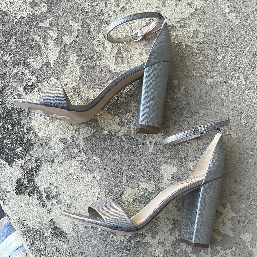New Elegant Gray/silver Sam Edelman Block Heel Sandals - Picture 2 of 16